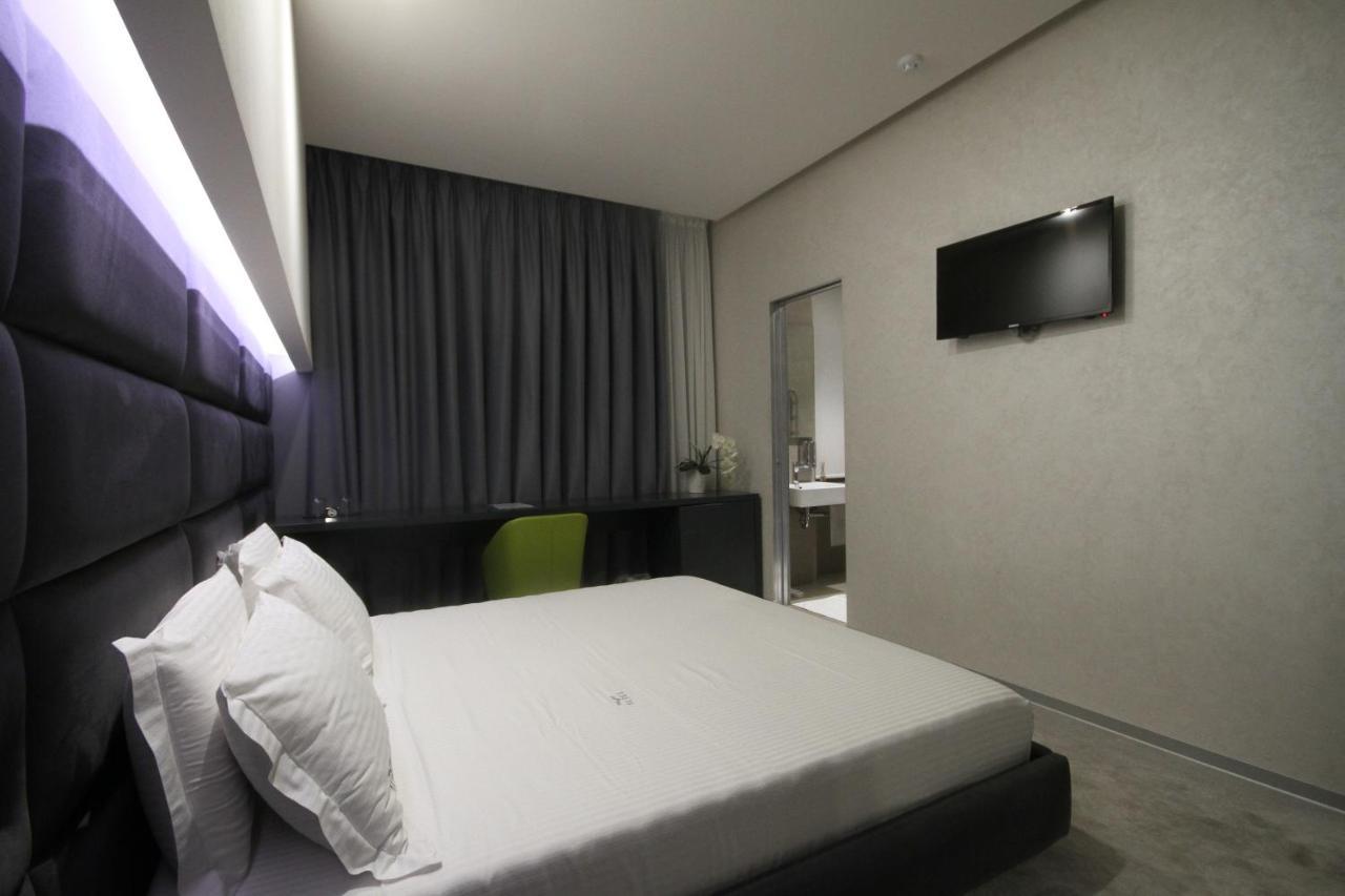 Albes Hotel Fier Exterior photo