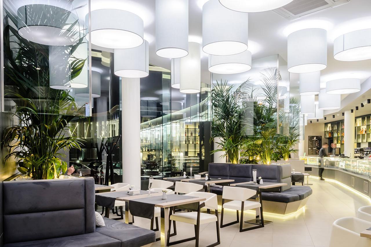 Albes Hotel Fier Exterior photo